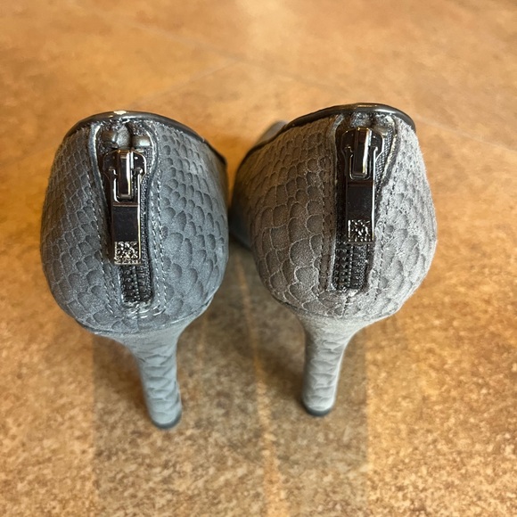 Anne Klein Gray Pumps, Faux-Animal and Zipper Styling, Size 8 - Picture 3 of 7